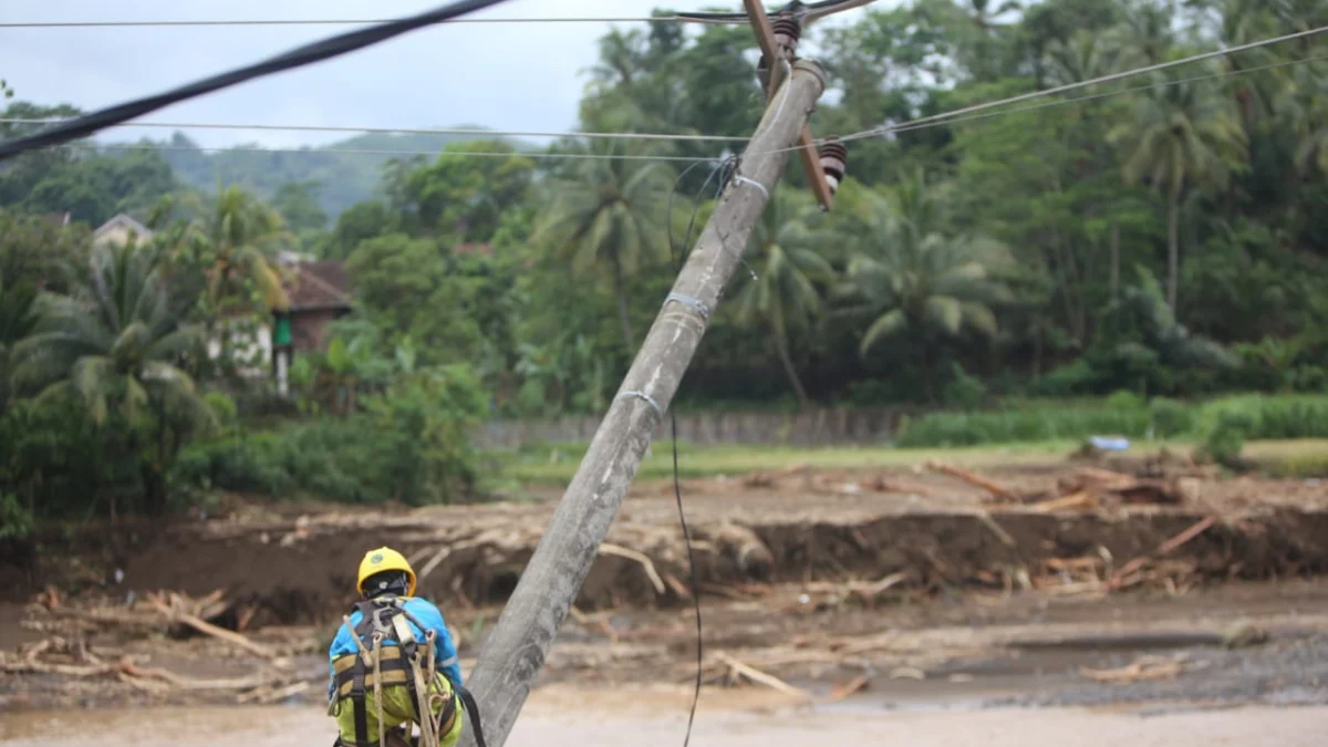 PLN Jawa Barat Gerak Cepat Pulihkan Jaringan Listrik Terdampak Banjir dan Longsor di Sukabumi