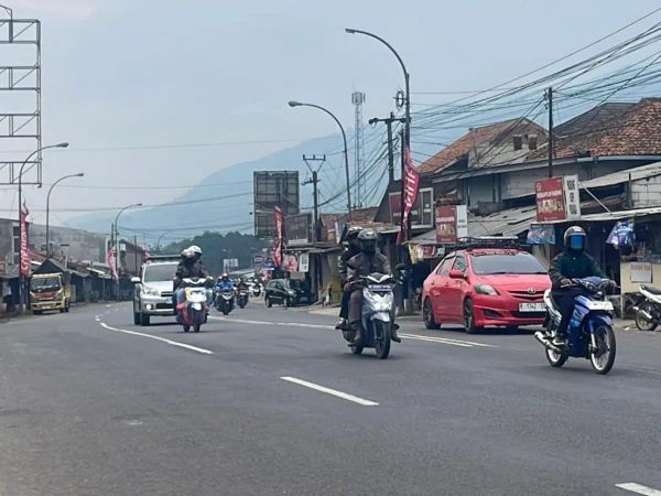 Jelang H-5 Lebaran 2025, arus lalu lintas di wilayah Nagreg, Kabupaten Bandung, mulai ramai oleh para pemudik pada Rabu (26/3/2025). Foto Agi