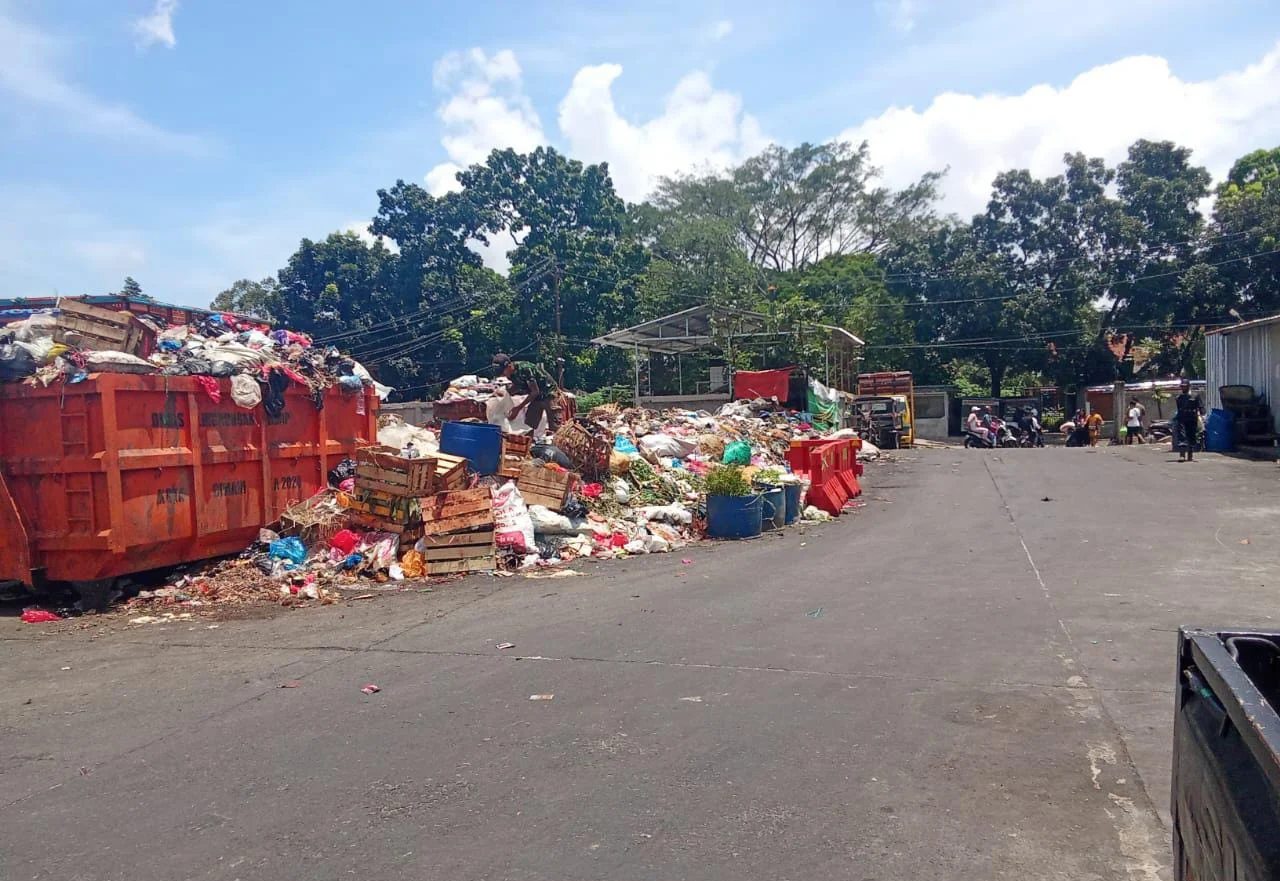 Penumpukan Sampah di Pasar Antri Kota Cimahi yang Semakin Menumpuk (Mong)