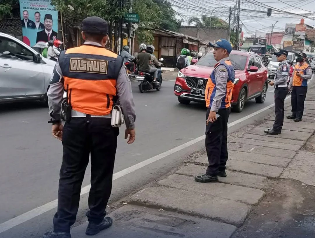 Petugas Dinas Perhubungan Kota Cimahi saat Mengatur Lalu Lintas di Simpang Pemkot Cimahi (Ist)