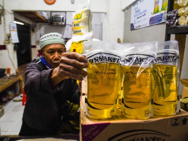 Ilustrasi: Seorang penjual menata MinyaKita di kios miliknya di Pasar Kosambi, Kota Bandung, Selasa (11/3). Foto: Dimas Rachmatsyah / Jabar Ekspres