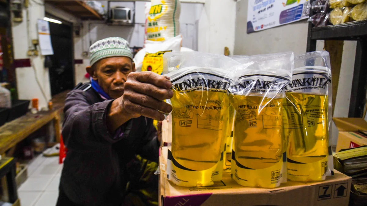 Seorang penjual menata MinyaKita di kios miliknya di Pasar Kosambi, Kota Bandung, Selasa (11/3). Foto: Dimas Rachmatsyah / Jabar Ekspres