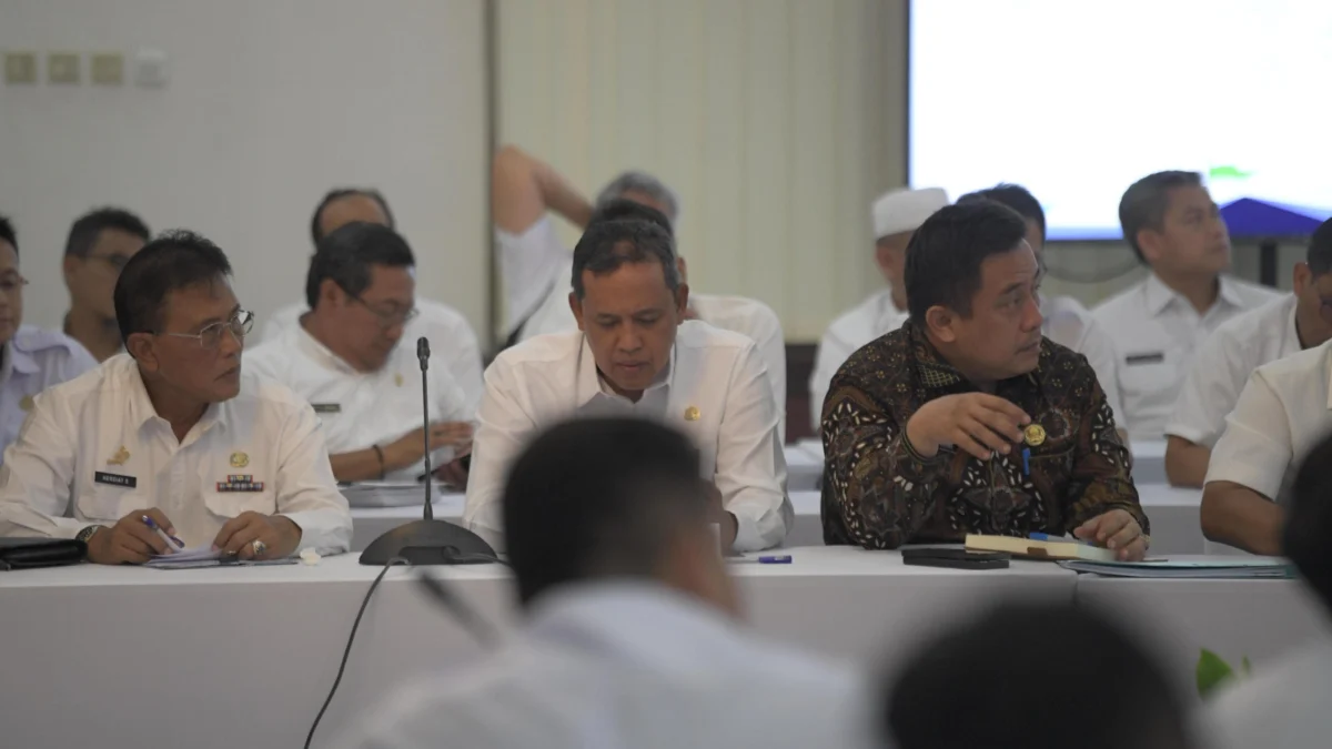 Bupati Ciamis Herdiat (kiri) saat menghadiri rapat bersama Menteri ATR/BPN dan Gubernur Jabar membahas doal tata ruang. (foto: Istimewa)