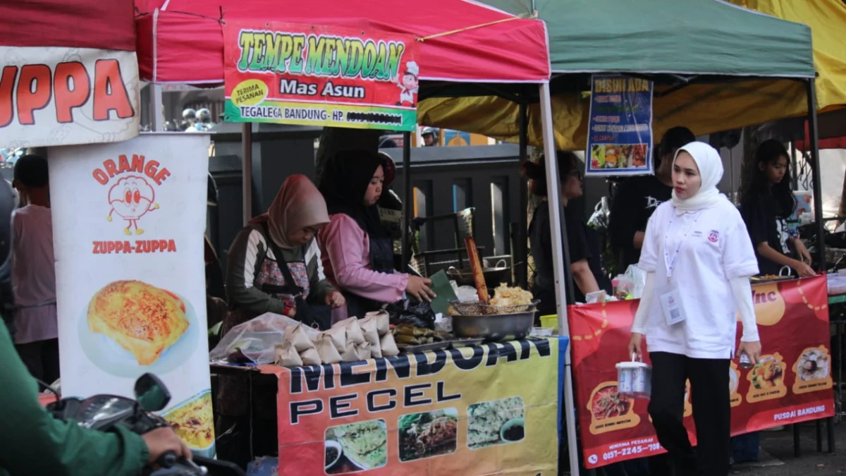 Masyarakat berburu takjil di depan Masjid Pusdai, Kota Bandung.(son)