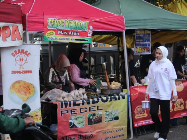 Masyarakat berburu takjil di depan Masjid Pusdai, Kota Bandung.(son)