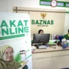 Beberapa pegawai di Baznas Kota Banjar sedang bekerja di ruang pelayanan. Sementara oknum pungli di Unit Pengumpul Zakat (UPZ) Baznas Kelurahan Banjar harus segera ditindak tegas. (foto: Cecep Herdi/Jabar Ekspres)