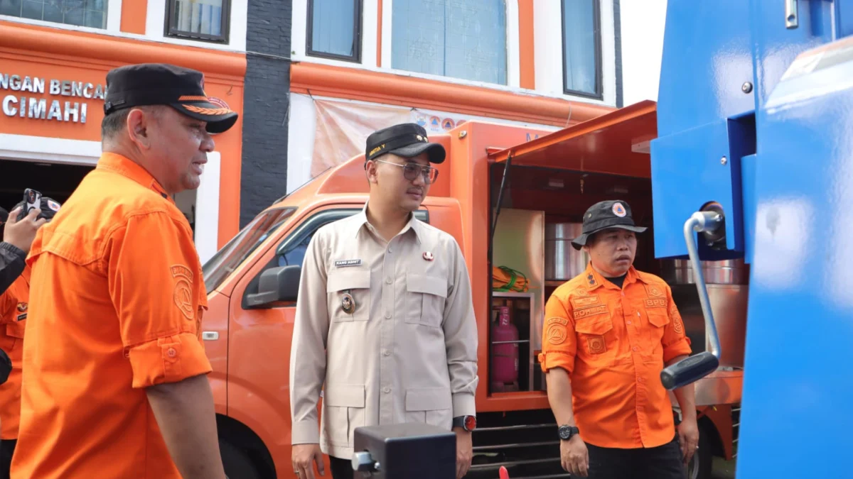 Wakil Wali Kota Cimahi, Adithia Yudhistira bersama Kalak BPBD Cimahi, Fitriandy Kurniawan (kiri) dan Kasie Logistik BPBD Cimahi, Rohmat (Kanan) (Mong)