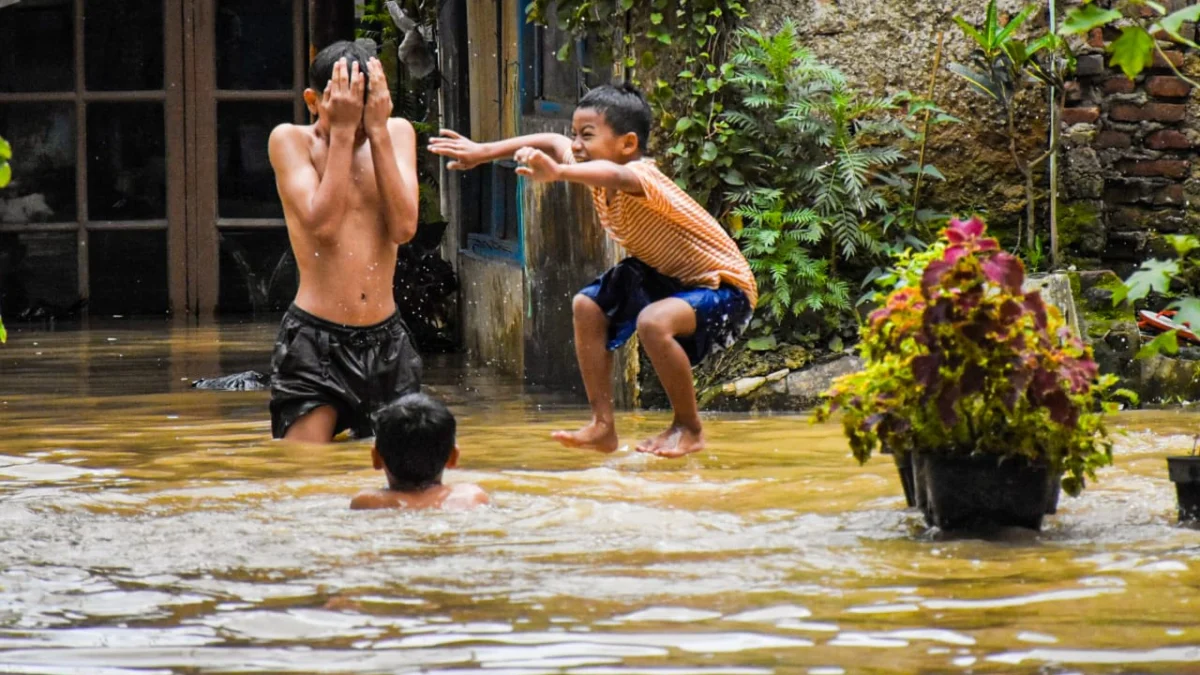 Ilustrasi: Banjir merendam perumahan di Kota Bandung beberapa waktu lalu. Foto: Dimas Rachmatsyah / Jabar Ekspres