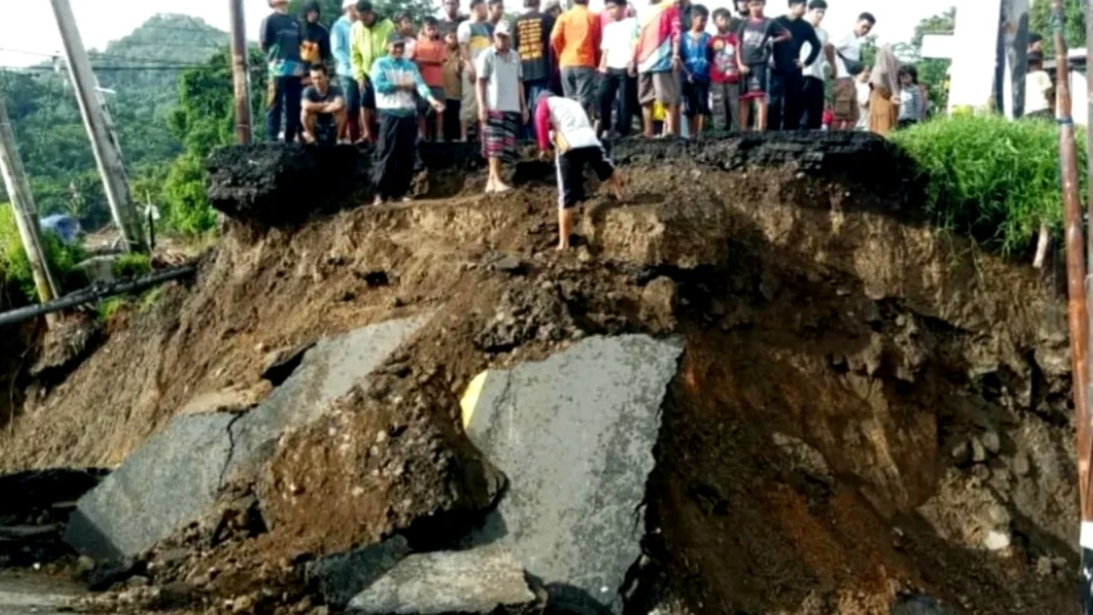 Pencarian korban banjir dan longsor di Sukabumi.