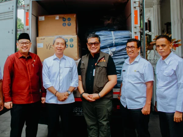Wali Kota Bogor, Dedie A. Rachim (Kedua Kiri) secara simbolis menerima bantuan dari BNPB dan DPR RI untuk penanganan darurat bencana. (Yudha Prananda / Jabar Ekspres)
