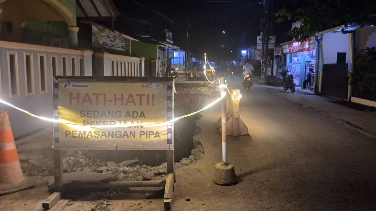 Lubang galian pipa pertamina di salah satu ruas jalan di Kota Banjar Jawa Barat. (Cecep Herdi/Jabar Ekspres)