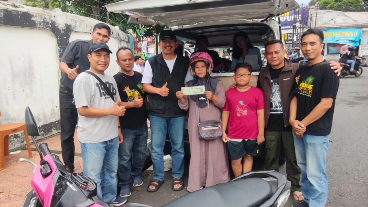 Kepala P3DW Kota Banjat Benny Suranata (empat kanan) berfoto bersama Pegawai Bidang Pendapatan Kota Banjar dan wajib pajak yang membayar pajak kendaraannya di Samkel Alun-Alun Banjar, belum lama ini. (Cecep Herdi/Jabar Ekspres)