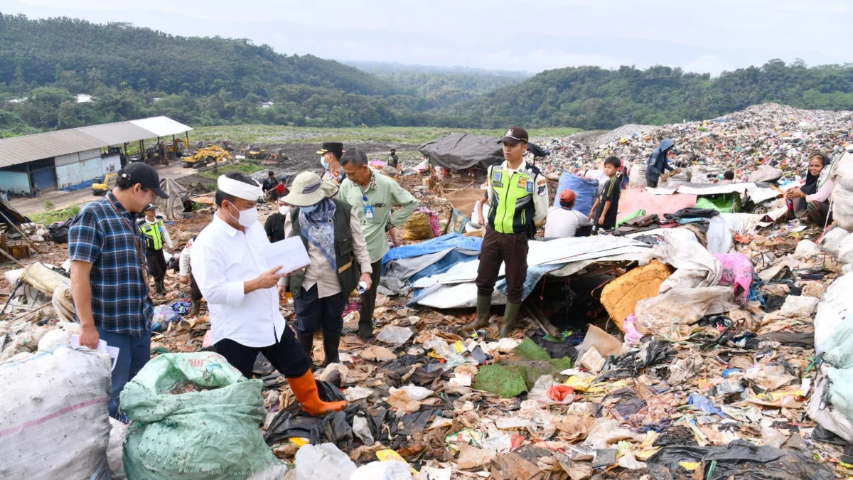 Sekda Herman Suryatman saat mengecek Longsor Sampah di TPA Sarimukti