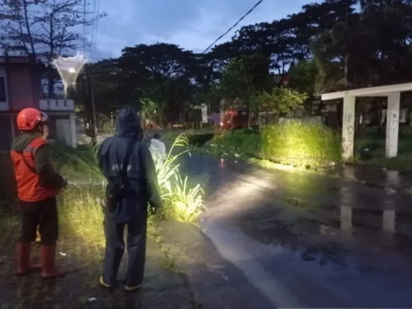 Petugas BPBD Kota Sukabumi saat meninjau lokasi banjir di Kampung Santiong, Kelurahan Cipanengah, Kecamatan Lembursitu, Kota Sukabumi, pada Jumat (7/3/2025). (foto/ANTARA)
