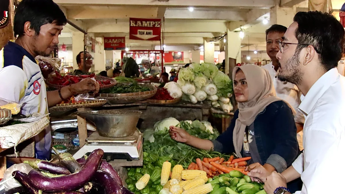 Bupati Bandung Barat, Jeje Ritchie Ismail saat meninjau harga Kepokmas di pasar Tagog Padalarang. Rabu (5/3). Dok Jabar Ekspres/Suwitno