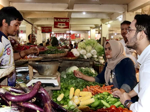 Bupati Bandung Barat, Jeje Ritchie Ismail saat meninjau harga Kepokmas di pasar Tagog Padalarang. Rabu (5/3). Dok Jabar Ekspres/Suwitno
