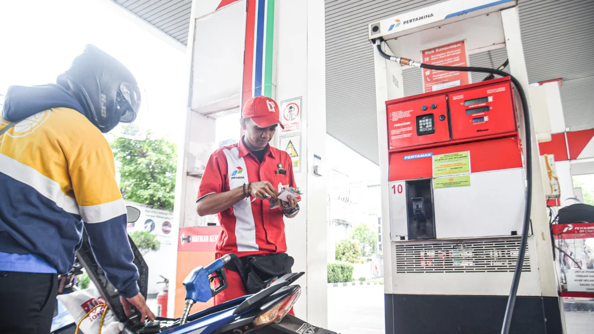 Pengendara mengisi bahan bakar Pertamax non subsidi di SPBU Pertamina di Jalan Riau, Kota Bandung, Sabtu (8/3). Foto: Dimas Rachmatsyah / Jabar Ekspres