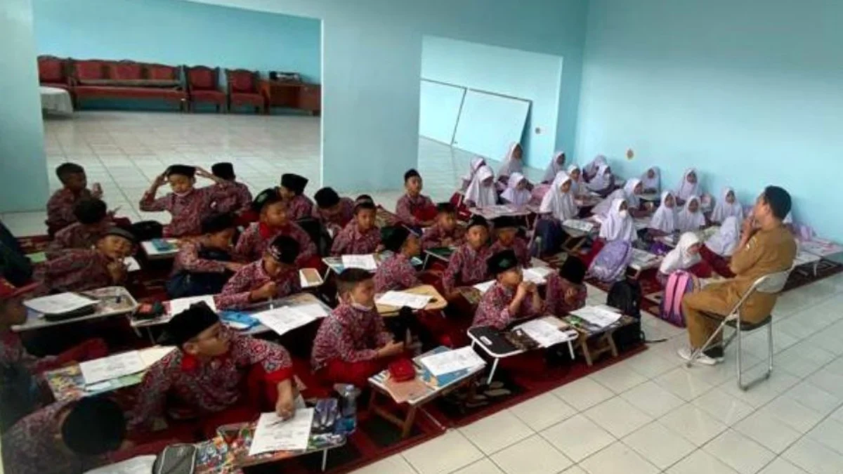 Ilustrasi seorang tenaga honorer pendidikan tengah memberikan materi pelajaran kepada siswa dan siswi sekolah dasar di Bandung Barat. Dok Jabar Ekspres