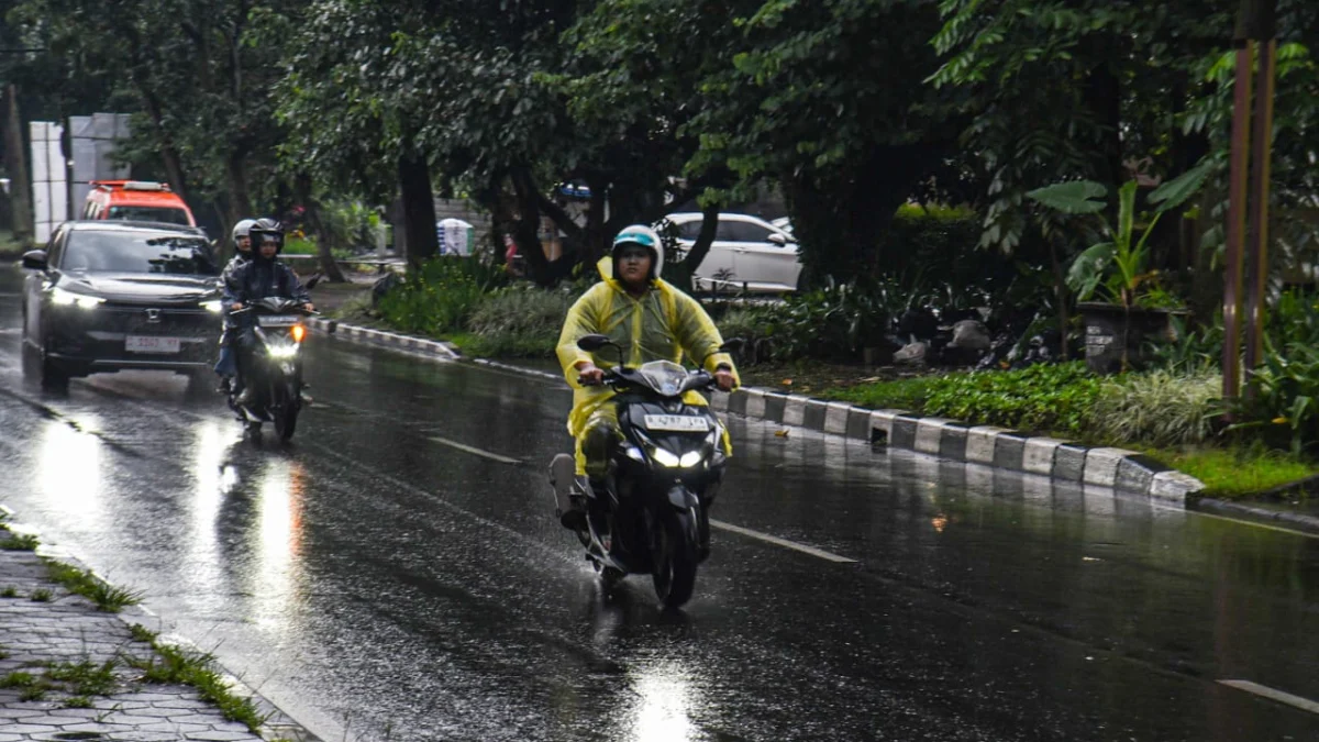 Seorang pengendara motor melintas di Jalan Prabu Dimuntur, Kota Bandung saat cuaca hujan, Senin (10/3). Foto: Dimas Rachmatsyah / Jabar Ekspres