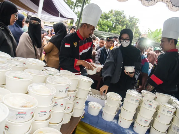 Ratusan warga antre mengambil nasi kebuli untuk buka puasa bersama dalam acara pembagian 1000 porsi nasi kebuli di Masjid At-Taqwa KPAD Gegerkalong, Kota Bandung, Selasa (18/3). Foto: Dimas Rachmatsyah / Jabar Ekspres