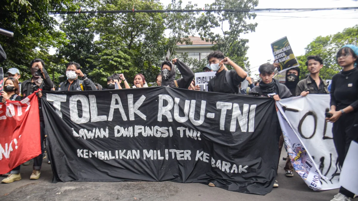 Ilustrasi Massa aksi membentangkan tulisan berisi protes, menolak UU TNI di depan Gedung DPRD Jabar, Bandung, Kamis (20/3). Foto: Dimas / Jabar Ekspres