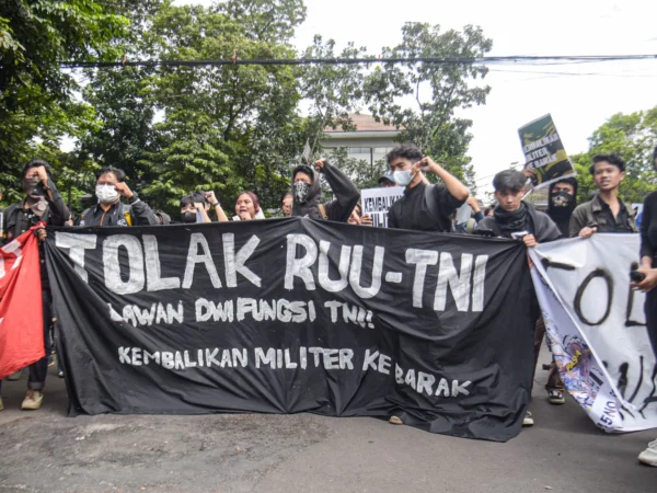 Ilustrasi Massa aksi membentangkan tulisan berisi protes, menolak UU TNI di depan Gedung DPRD Jabar, Bandung, Kamis (20/3). Foto: Dimas / Jabar Ekspres