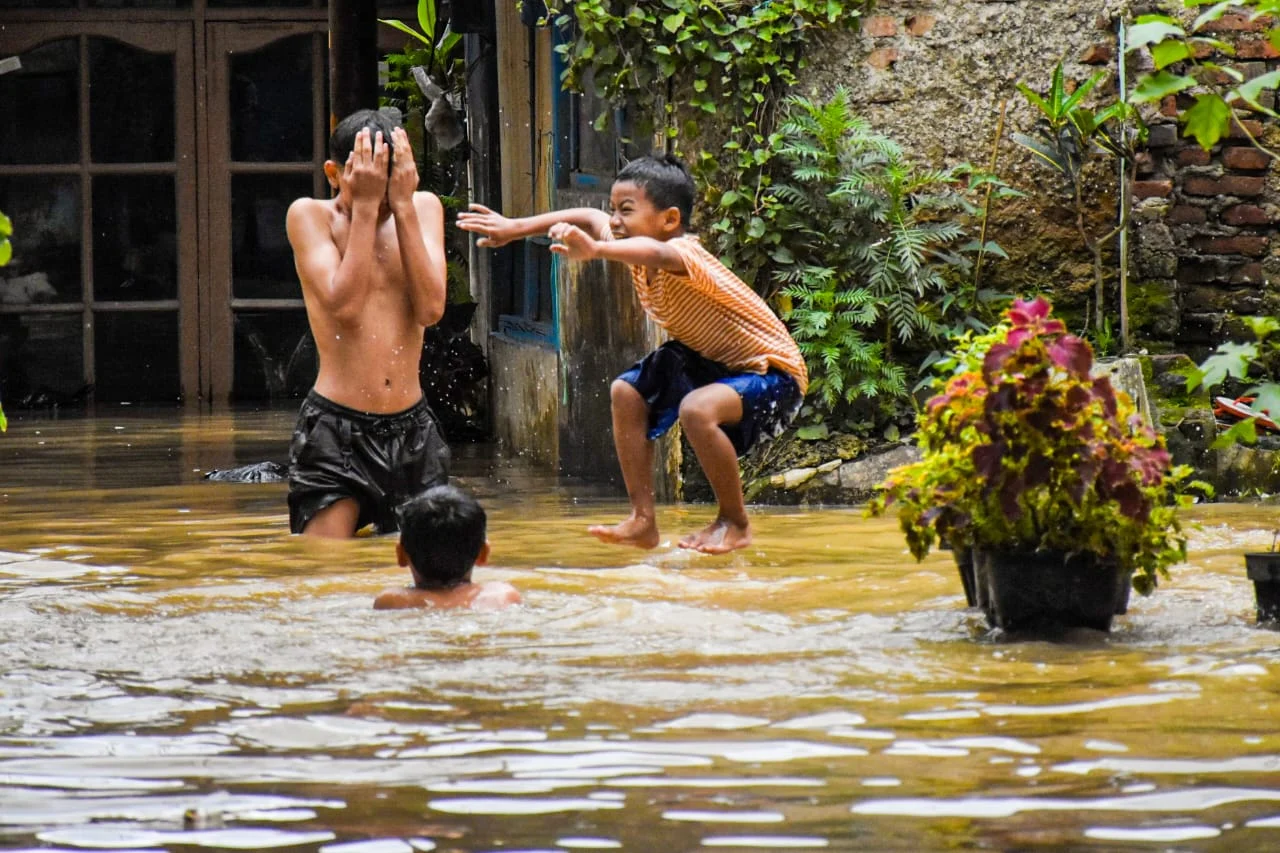 Ilustrasi: Banjir merendam perumahan di Kota Bandung beberapa waktu lalu. Foto: Dimas Rachmatsyah / Jabar Ekspres
