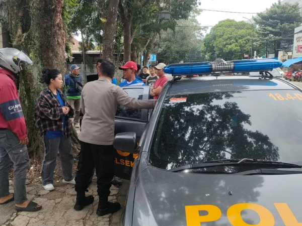 Dok. Seorang pria di Cicendo Bandung terpaksa diamankan polisi usai melakukan penganiayaan kepada seorang lansia. Selasa (25/3). Foto. Sandi Nugraha.
