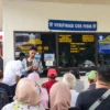 Warga mengantre di loket verifikasi cek fisik dalam rangka mengikuti program pemutihan pajak di Samsat Kawaluyaan, Kota Bandung, Senin (24/3). Foto: Dimas Rachmatsyah / Jabar Ekspres