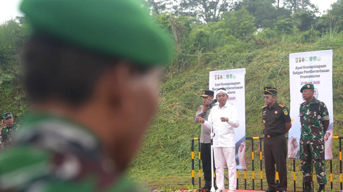 Gubernur Jawa Barat Dedi Mulyadi saat memimpin Apel Kesiapsiagaan Satgas Pemberantasan Premanisme tingkat Provinsi Jawa Barat di Area Aspirasi KIIC Karawang, Kamis (27/3/2025).