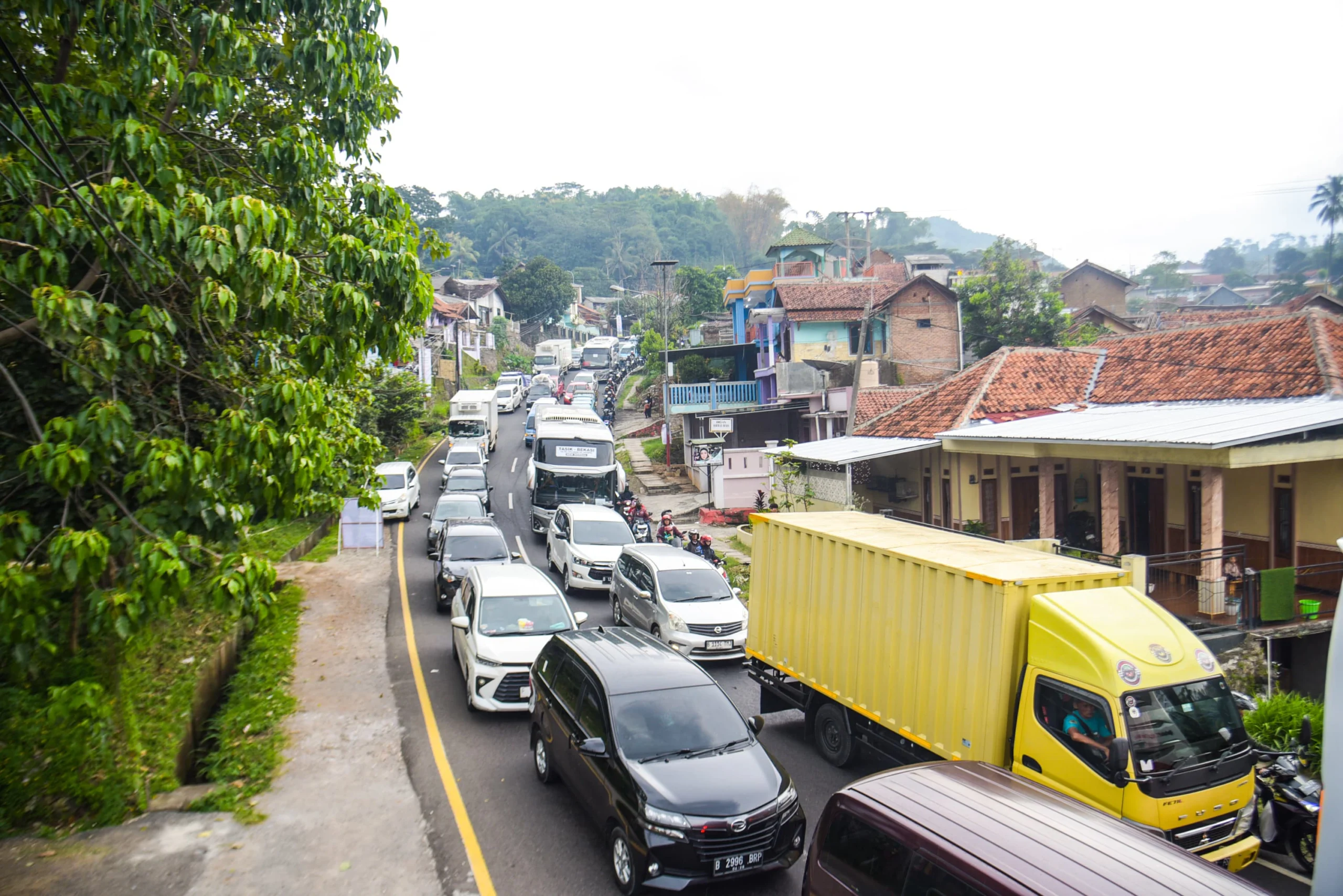 Pemudik terjebak kemacetan di jalur mudik di kawasan Nagreg, Kabupaten Bandung, Jum'at (28/3). Foto: Dimas Rachmatsyah / Jabar Ekspres