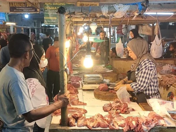 Dok. H-1 Lebaran Masyarakat Padati lapak para pedagang di pasar Kosambi Bandung. Minggu (30/1). Foto. Sandi Nugraha.
