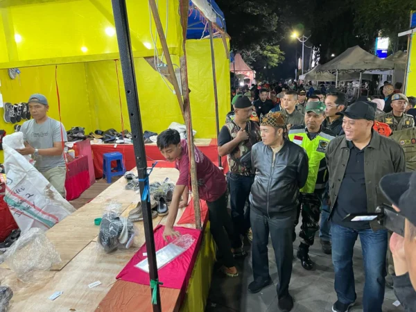 Wali Kota Cimahi, Ngatiyana dan Ketua DPRD Kota Cimahi, Wahyu Widyatmoko saat Meninjau Pembongkaran Lapak Pedagang di Kawasan Alun-Alun Cimahi pada Minggu (30/3/25) malam.