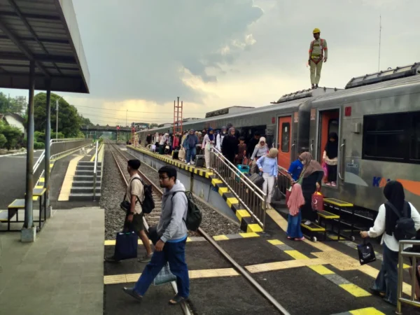 Pemudik tiba di Stasiun Banjar untuk selanjutnya meneruskan perjalanan ke kampung halaman, Minggu (30/3/2025). Sejak H-4 lebaran, peningkatan jumlah penumpang KA yang turun di Stasiun Banjar cukup signifikan. (Cecep Herdi/Jabar Ekspres)