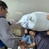 Seorang penumpang saat diperiksa tiket di Pelabuhan Tanjung Priok. (foto/ANTARA)