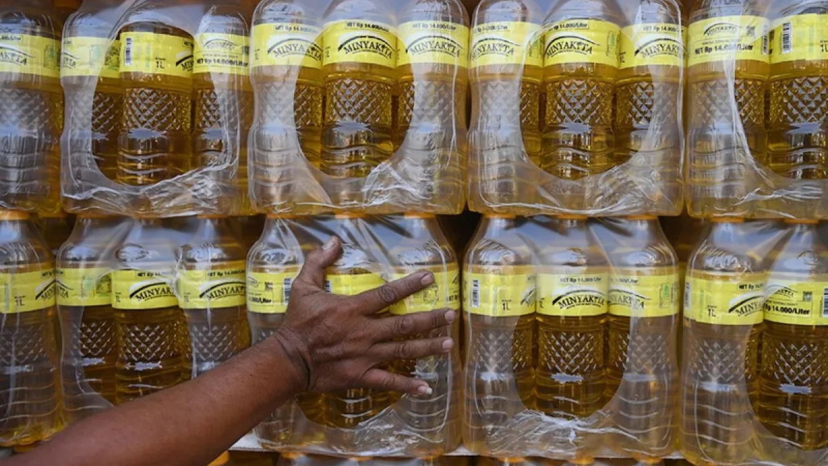 Petugas melakukan persiapan pengiriman minyak goreng MinyaKita. (foto/ANTARA)