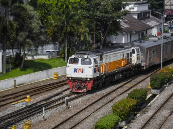 Kereta api jarak jauh melintas di Stasiun Bandung, Rabu (12/3). Foto: Dimas Rachmatsyah / Jabar Ekspres