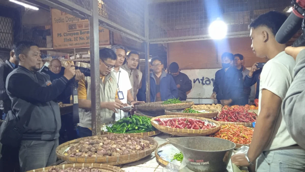 Dok. Satgas pangan Polda Jabar saat tinjau sejumlah Bapokting di Pasar Ciroyom Bandung.