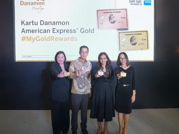 Enriko Sutarto, Consumer Lending Business Head, PT Bank Danamon Indonesia Tbk (dua dari kiri); Jacqueline Wirawan, Unsecured Business Head, PT Bank Danamon Indonesia Tbk (kiri) berfoto bersama dengan Divya Jain, VP&GM, Global Network Services, Asia & South Pacific Growth Markets, American Express (dua dari kanan); dan Perriz Azwir, Director, Business Development, American Express Indonesia (kanan) dalam acara Konferensi Pers peluncuran Kartu Danamon American Express® Gold.