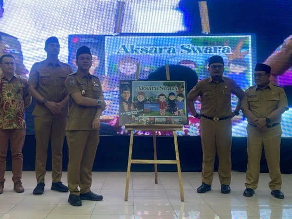 Bupati Bandung Dadang Supriatna resmi meluncurkan buku Aksara Swara Sunda sebagai pedoman pembelajaran muatan lokal di tingkat Sekolah Menengah Pertama (SMP) di Kabupaten Bandung, Senin (3/3/2025). Foto Agi / Jabar Ekspres
