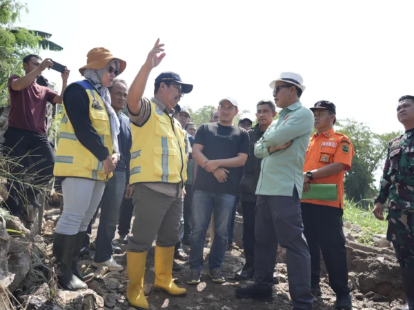 Bupati Bandung Dadang Supriatna bersama BBWS Citarum saat meninjau lokasi tanggul sungai Cikapundung yang jebol di Bojongsoang, Kabupaten Bandung. Foto Istimewa