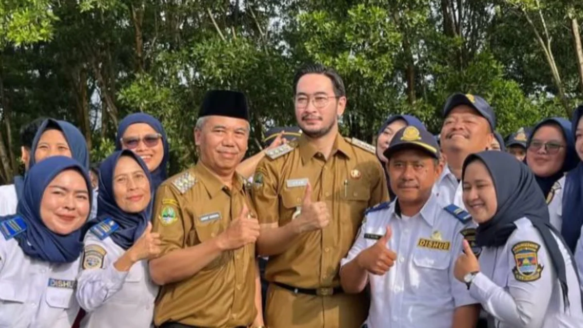 Bupati dan Wakil Bupati Bandung Barat, Jeje Ritchie-Asep Ismail saat menghadiri apel perdana di lingkungan Pemkab Bandung Barat. Senin (3/3). Dok Jabar Ekspres/Suwitno