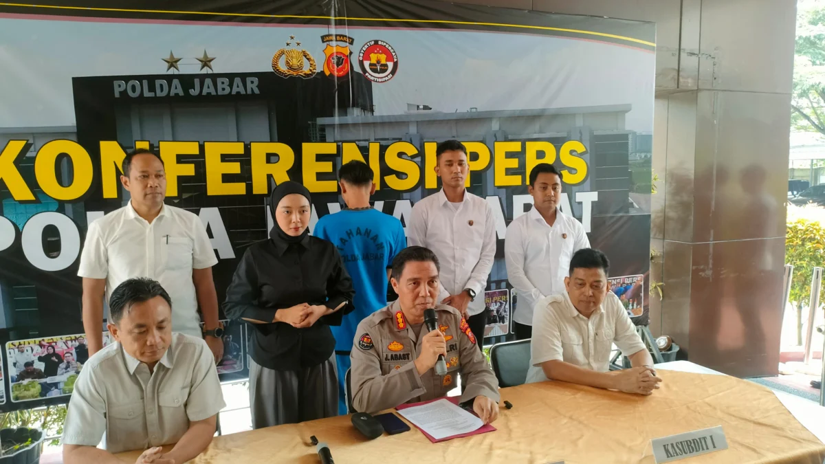 Dok. Polda Jabar saat beberkan proses penahanan terhadap salah satu tersangka berinisial AA dalam kasus pembunuhan ibu dan anak di Subang. Senin (3/3). Foto. Sandi Nugraha.