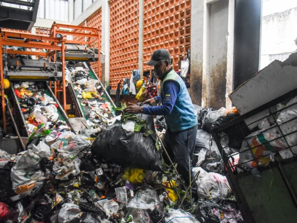 Foto ilustrasi penyelesaian masalah sampah di Kota Bandung, di TPST Nyengseret. (Dimas / JE)