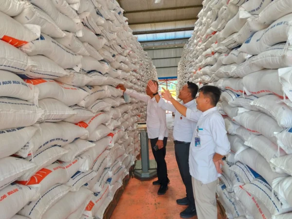 Kepala Gudang Bulog Ciamis, Ending (kanan) dan Kasat Reskrim Polres Ciamis AKP Carsono meninjau pasokan beras di Gudang Bulog Ciamis, Senin (3/3/2025). (Foto:Istimewa)