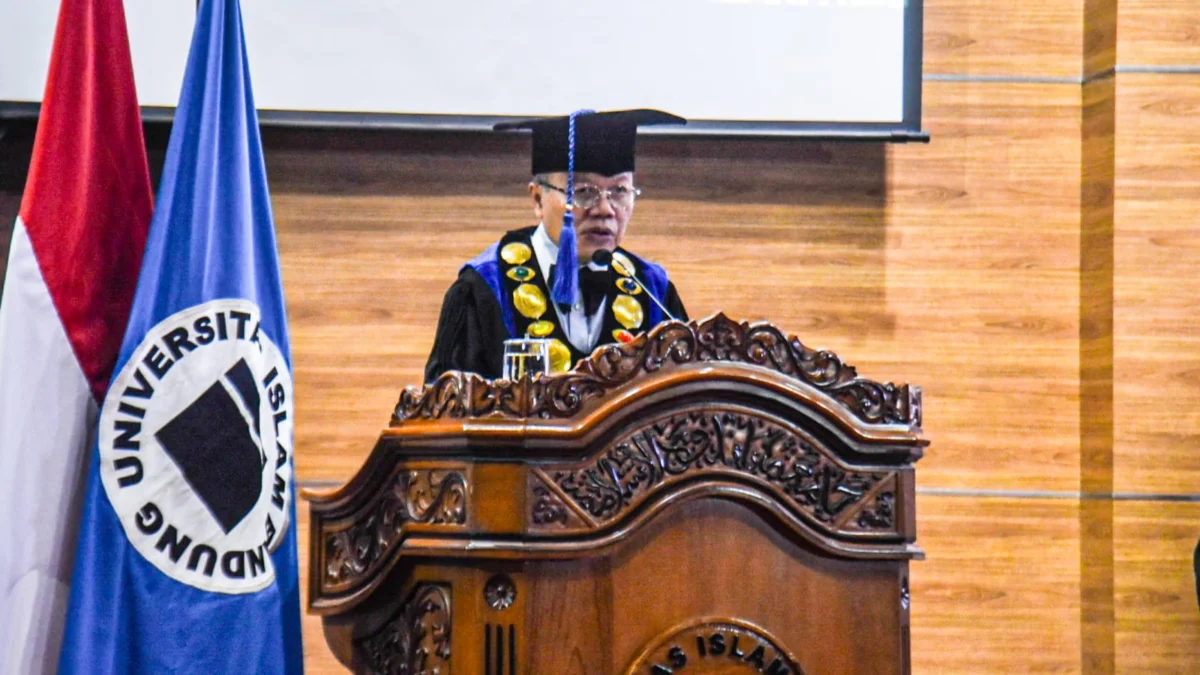 Rektor Unisba, Edi Setiadi saat mengukuhkan Guru Besar di lingkungan kampus Unisba, Kamis (27/2). Foto: Dimas Rachmatsyah / Jabar Ekspres