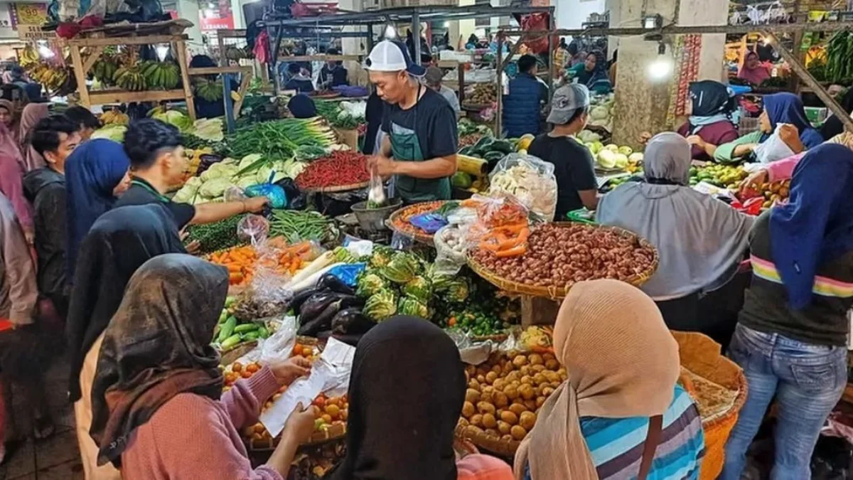 Masyarakat tengah berbelanja kebutuhan dapur di Pasar Tagog Padalarang, Bandung Barat. Selasa (4/3). Dok Jabar Ekspres/Suwitno