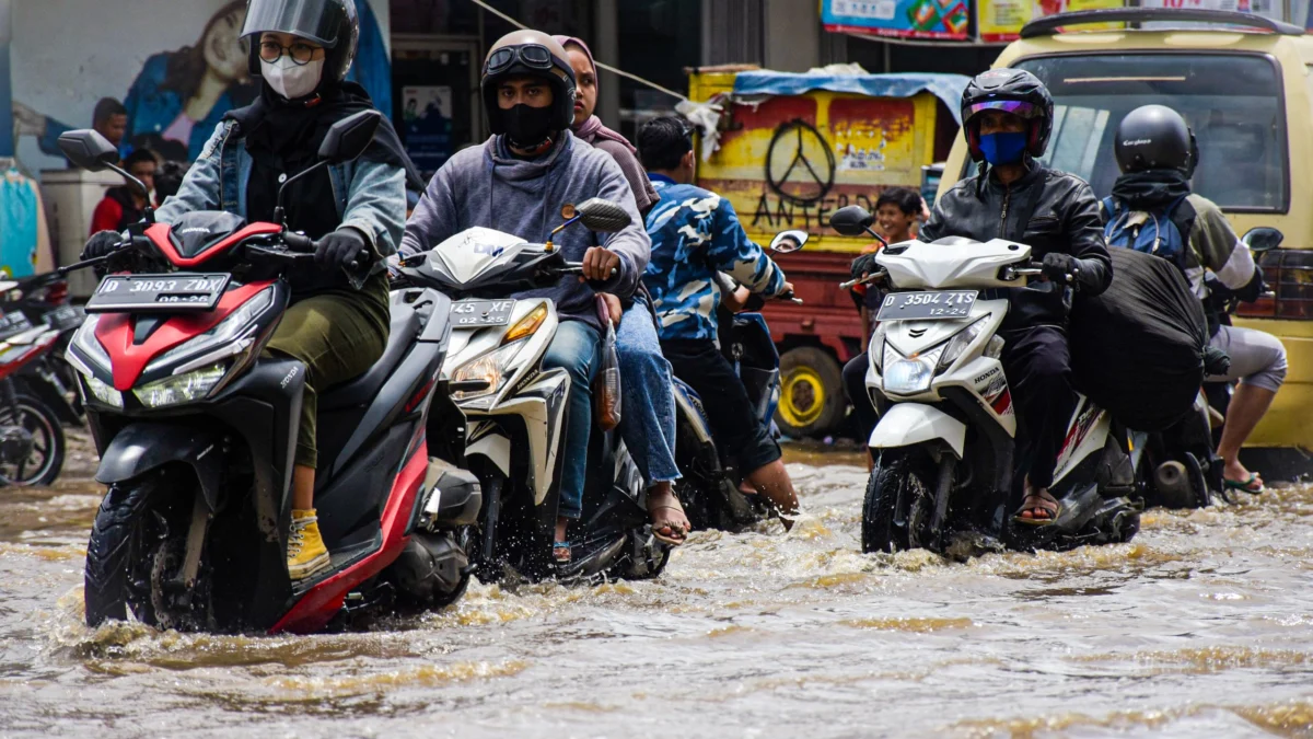 Ilustrasi banjir menggenangi jalan di Kota Bandung. Foto: Dimas Rachmatsyah / Jabar Ekspres