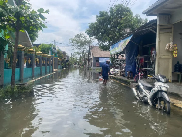 Hujan deras yang mengguyur sejak Senin (3/3) menyebabkan banjir di wilayah Komplek Griya Bandung Indah (GBI) di Desa Buahbatu, Kecamatan Bojongsoang, Kabupaten Bandung. Foto Agi