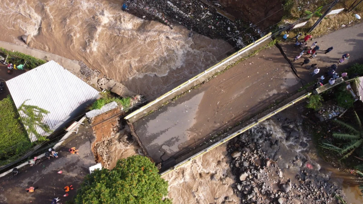 Foto udara Jembatan Putus di Jalan Hamkam, Cisarua, Kabupaten Bogor. Foto : Sandika /Jabarekspres.com